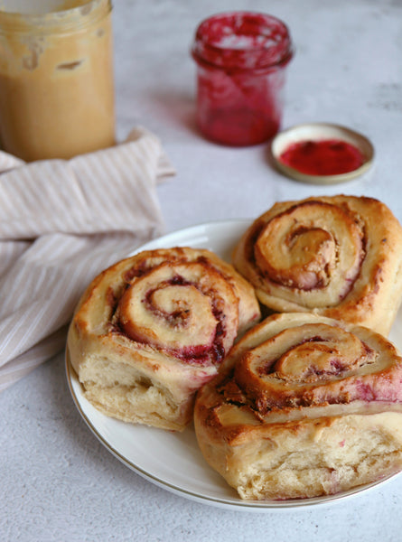 VEGAN PEANUT BUTTER JELLY ROLLS / VEGANE ERDNUSS-MARMELADE SCHNECKEN