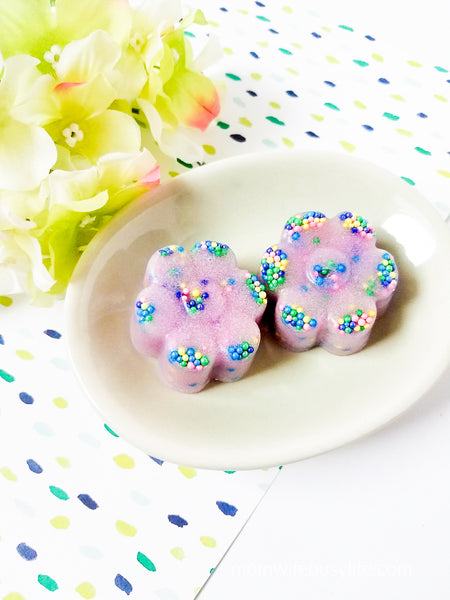Bring the spring indoors this year with these colorful Spring Flowers Sugar Scrub Bars! I’m going to show you how to make homemade sugar scrub bars that are moisturizing and exfoliating